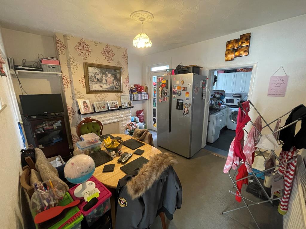 Lot: 79 - MID-TERRACE HOUSE FOR INVESTMENT - Dining room with access to garden
